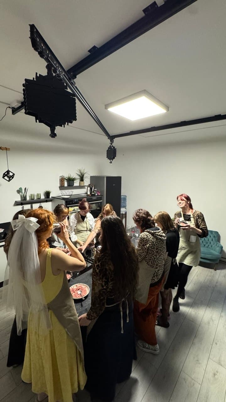 Hen party in the kitchen: cook and celebrate together
